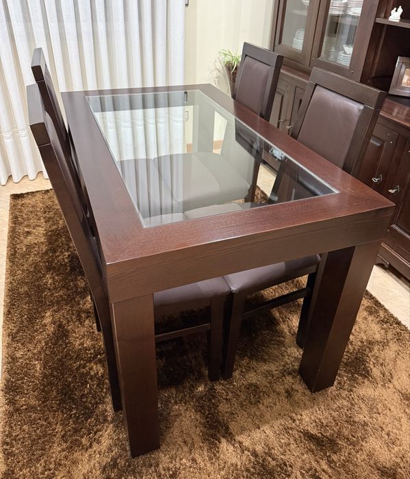 Oportunidade- Conjunto mesa e 4 cadeiras