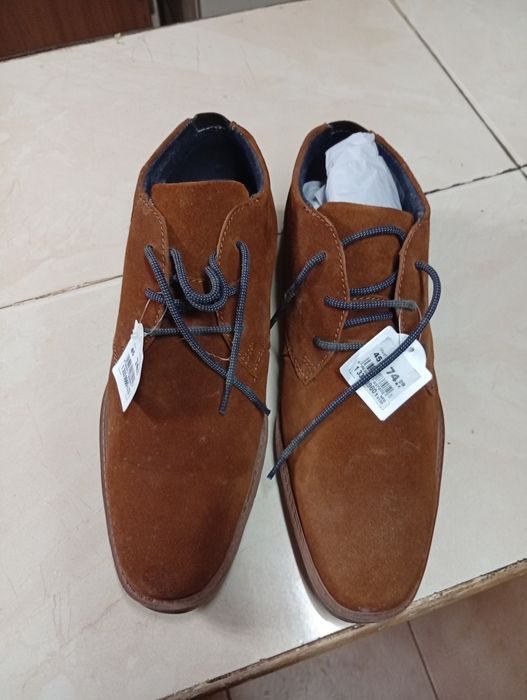 Sapatos de pele camurça novos