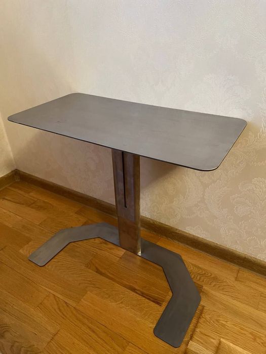 Столик для ноутбука з регулюванням висоти