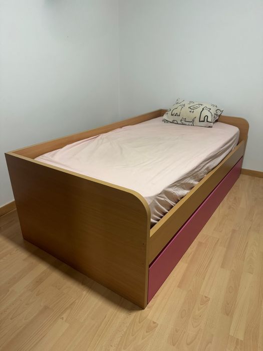 Cama de solteiro + Mesa de Cabeceira | Bom estado