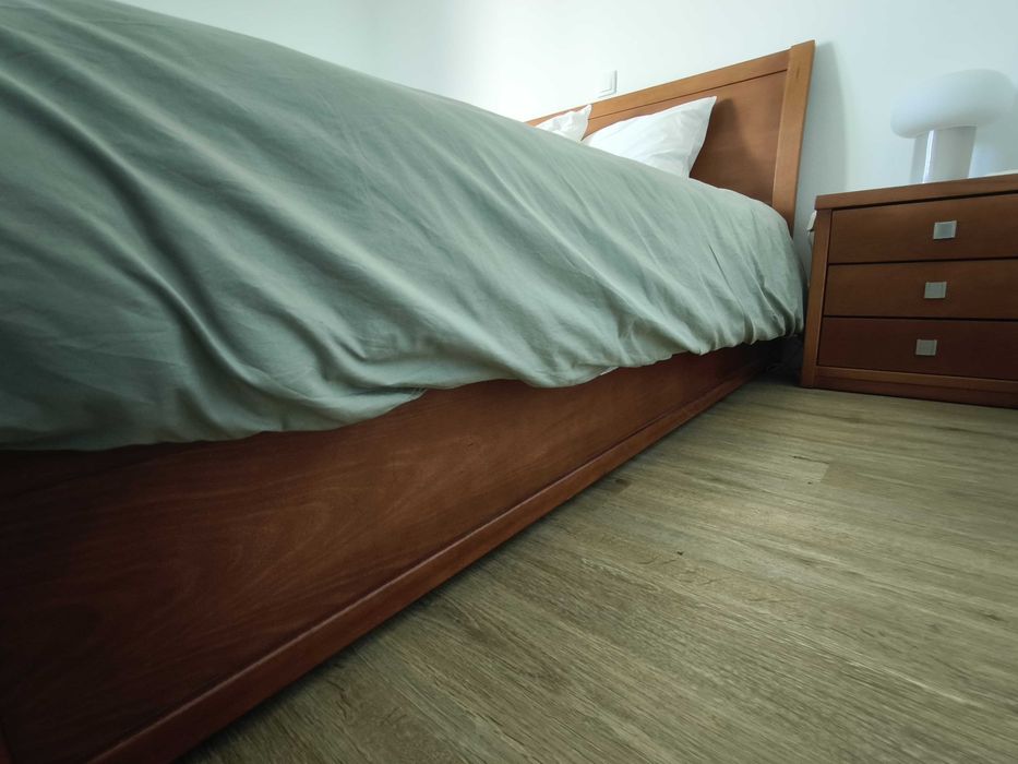 Mobilia de quarto - cama, 2 mesas de cabeceira, cómoda e espelho