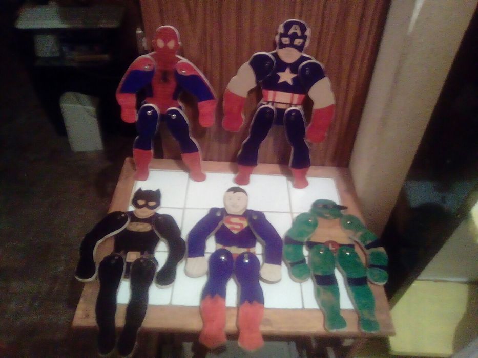 Bonecos articulados artesanais de heróis Marvel