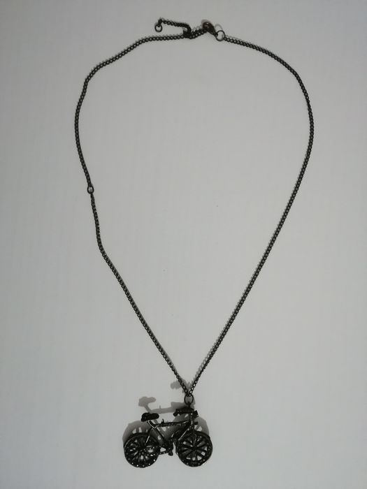 Colar azul com contas