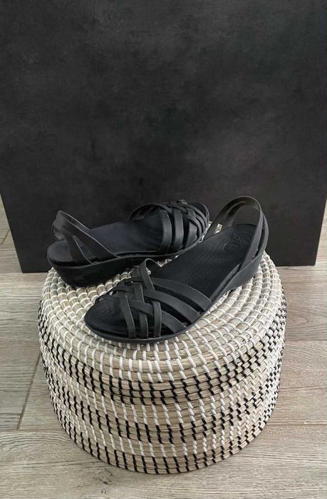 Crocs sandały na koturnie Huarache Mini Wedge W10 41/42