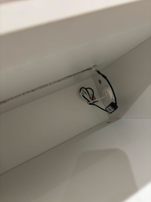 Mesa de cabeceira seminova 60x40x45( Led e carregador)