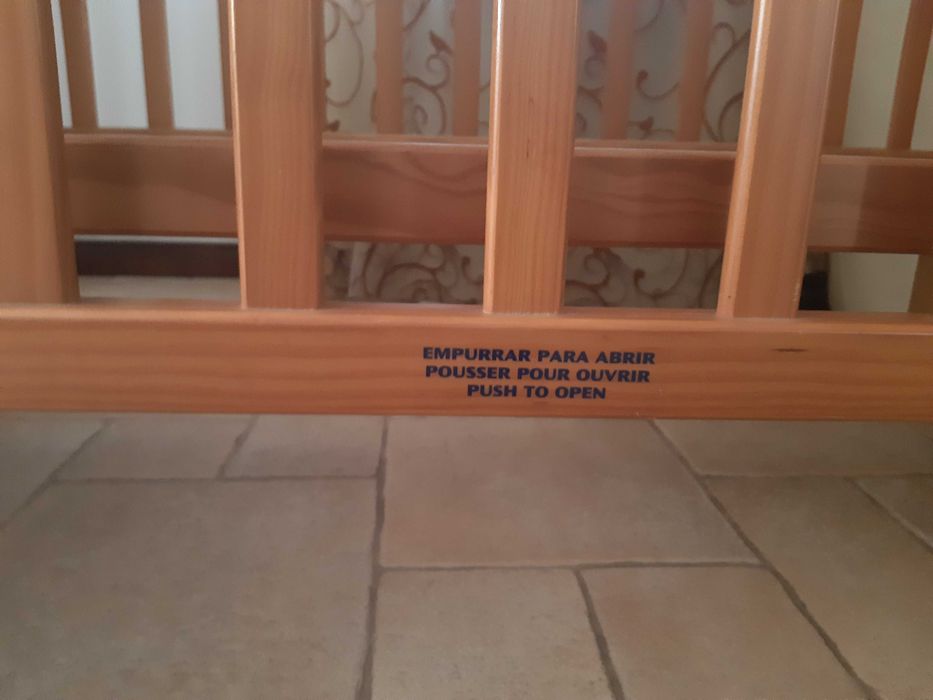 Cama bébé em madeira maciça da Pueri com estrado regulável em altura