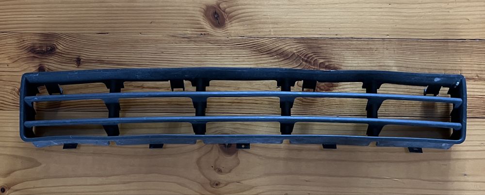 Atrapa(kratka) środek przód, Golf IV