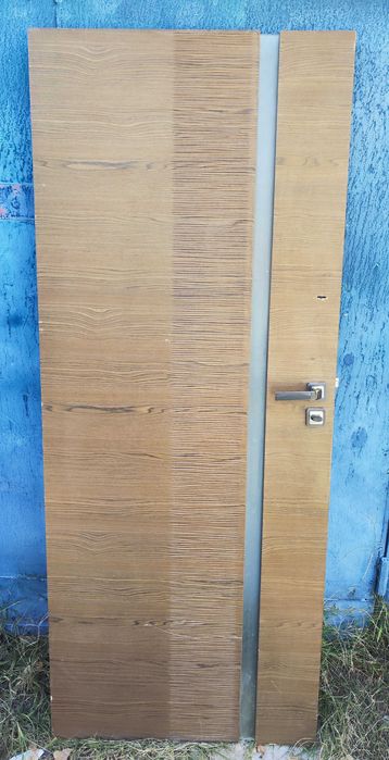 Дверь массивная дуб со стеклянной вставкой ручкой и замком