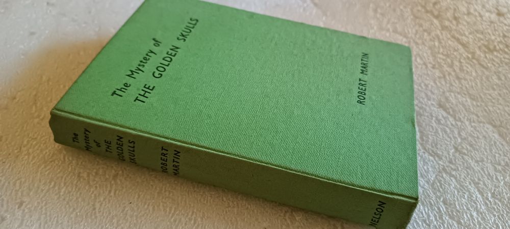Antigo livro The Mystery of the Golden Skulls