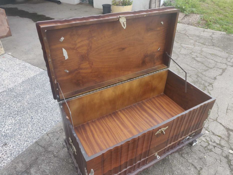 Baú de madeira antigo