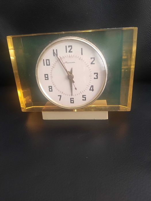 Relogio mecanico 8 dias, de secretária, em baquelite amarela. Anos 50.