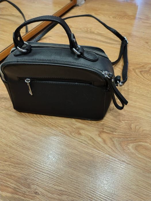 Czarna torebka kuferek