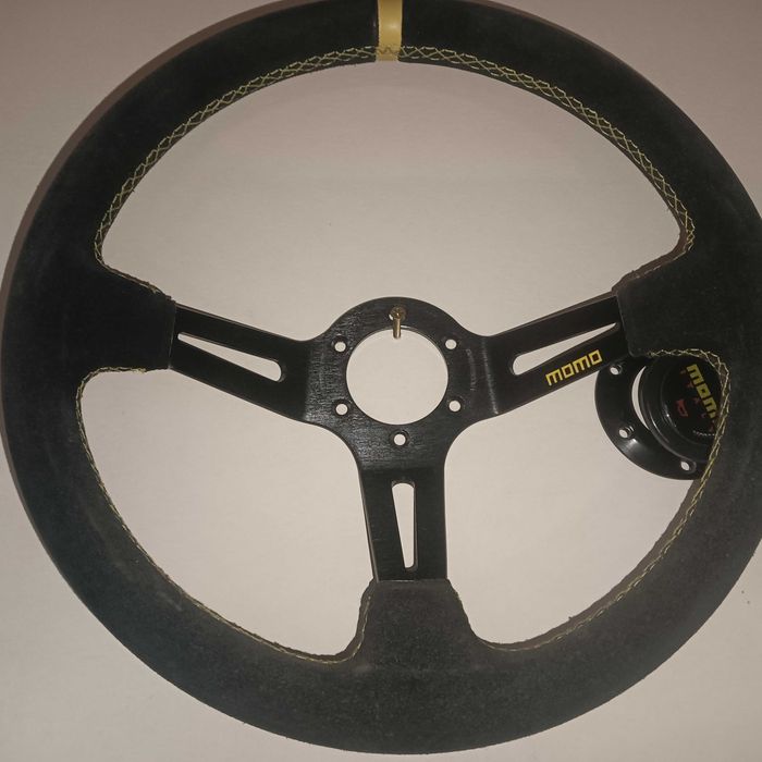 Volante desportivo MoMO