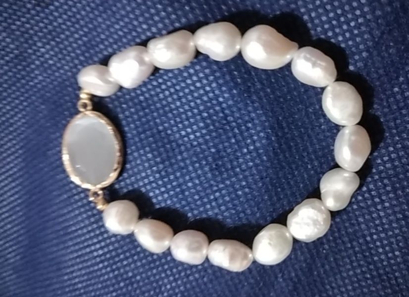 Pulseira com pérolas e prata dourada