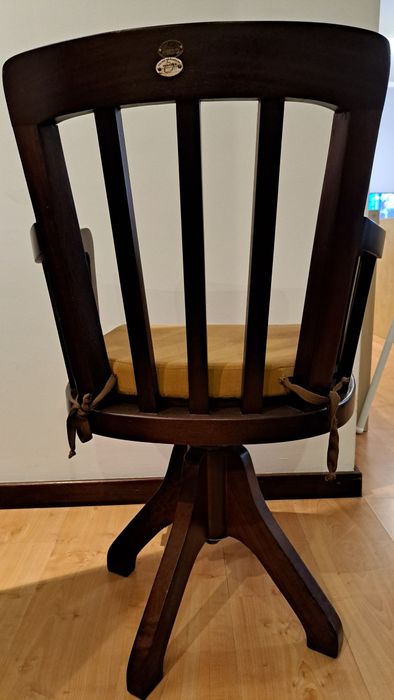 Cadeira de secretária antiga em madeira maciça