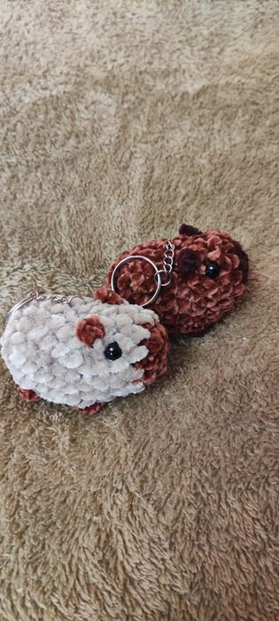 В'язані кабіпари брелки