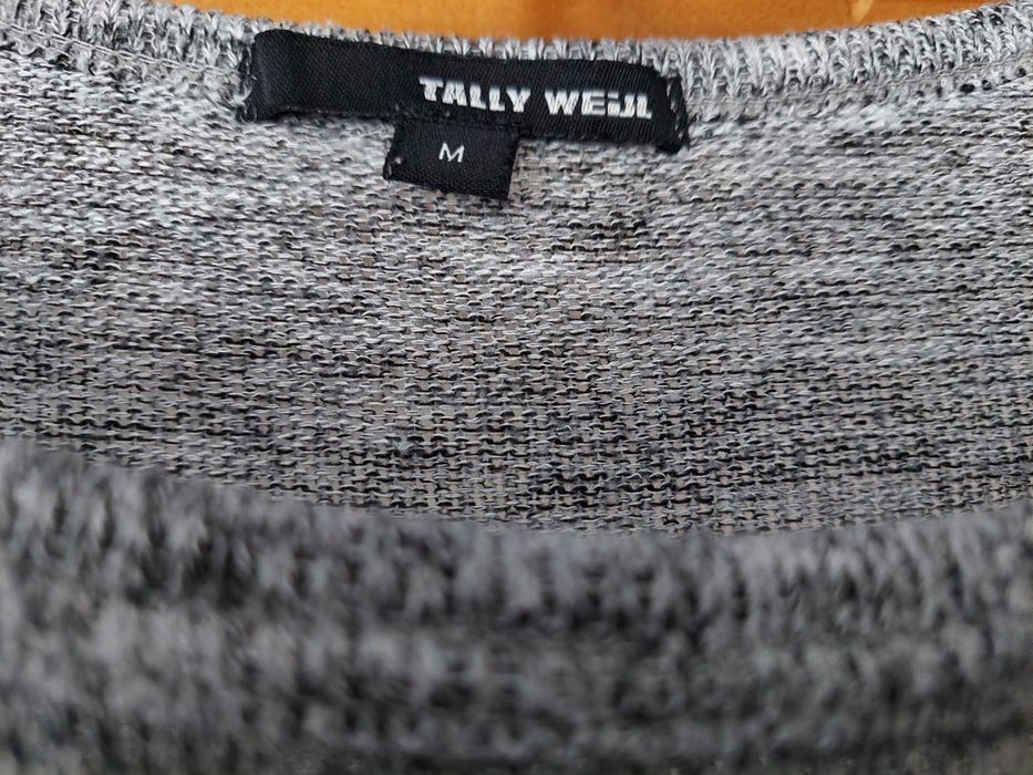 Sweterek z bawełnianym haftem