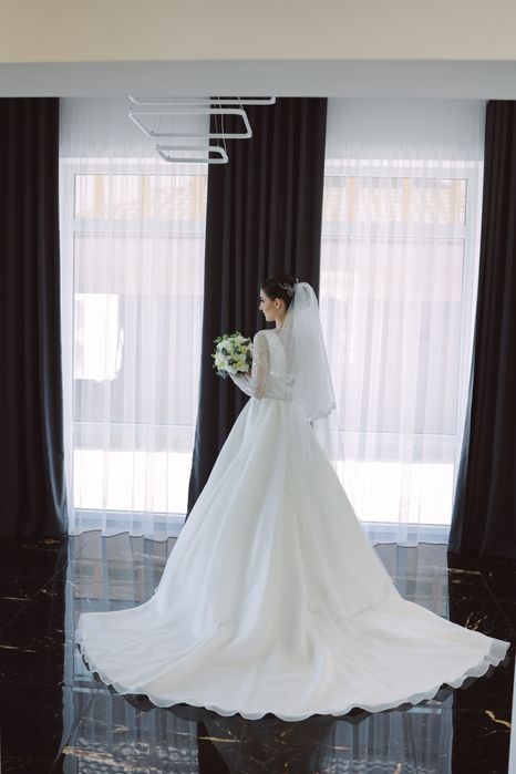 Розкішна весільна сукня