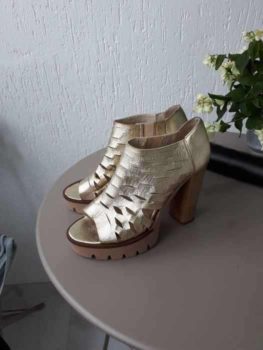 Жіноче взуття 37 р