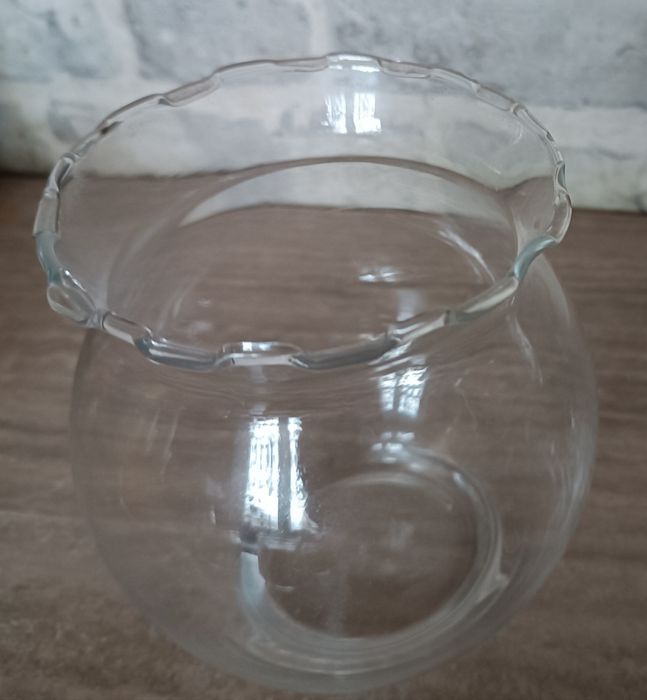 Szklany wazon z falbanką, tak zwana Falka  wysokość 13 cm