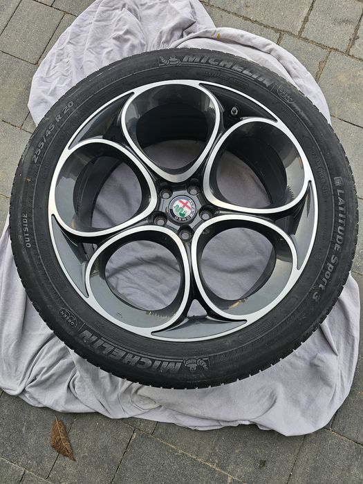 Felgi z oponami alfa romeo selvio 255/45/R20