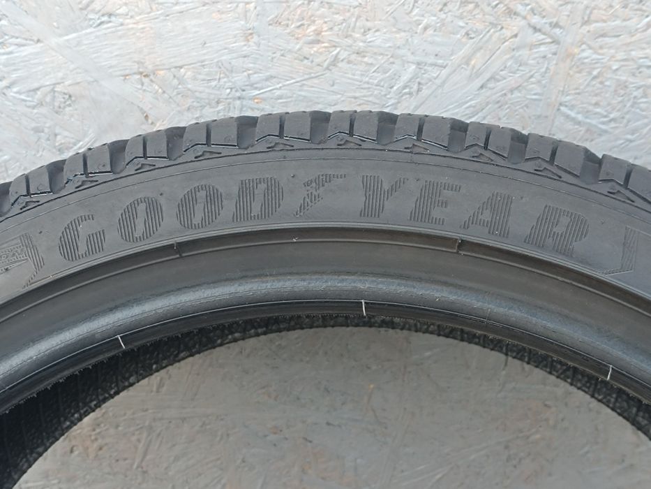 225/40R18 92V Goodyear Ultragrip 8  Performance  MO