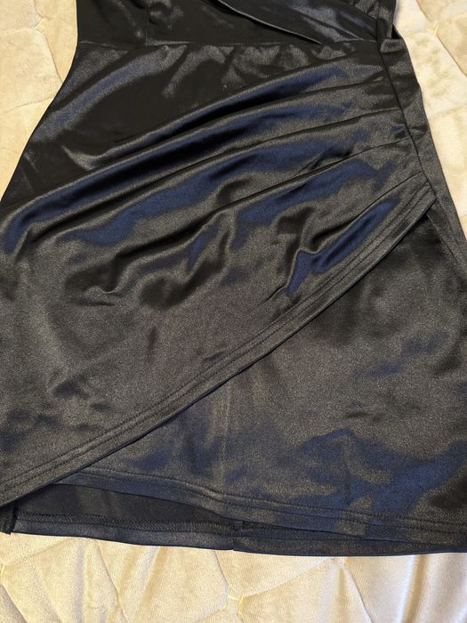 Чорна атласна сукня на одне плече