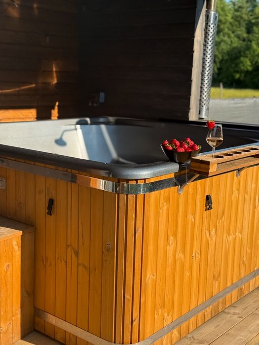 Dom letniskowy ,, Stodoła " w lesie nad jeziorem z jacuzzi 18 osobowy