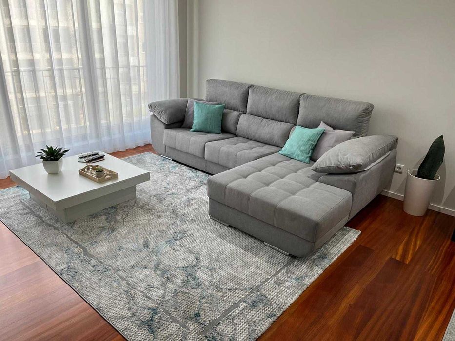 Sofá com Chaise Longue em Tecido Cinza Claro — 2,80 x 1,70