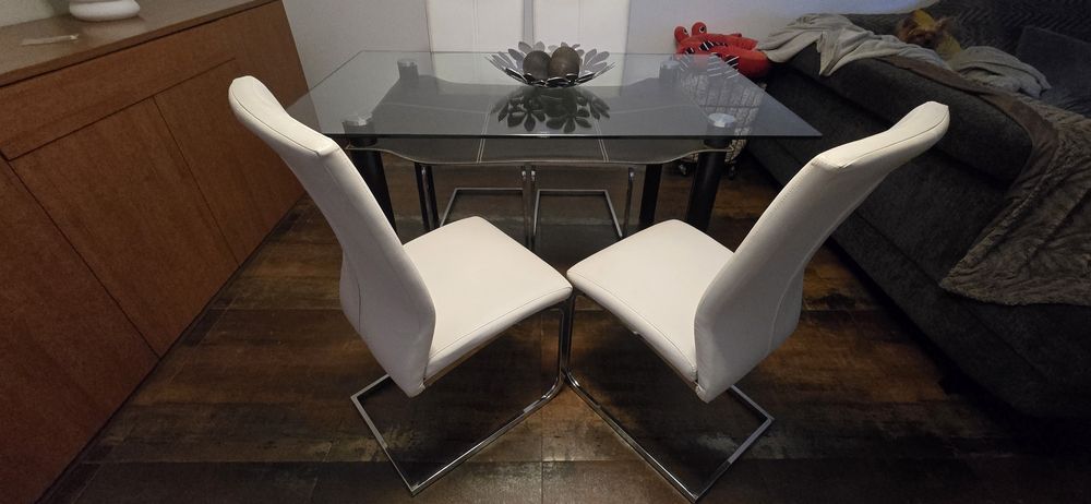Mesa e cadeiras de sala