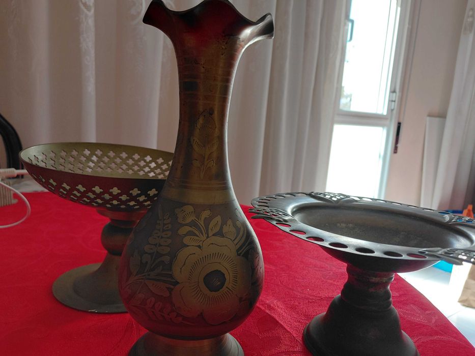 Conjunto de peças decorativas em metal amarelado com toque clássico, pormenores gravados à mão, para ambientes acolhedores e cheios de personalidade