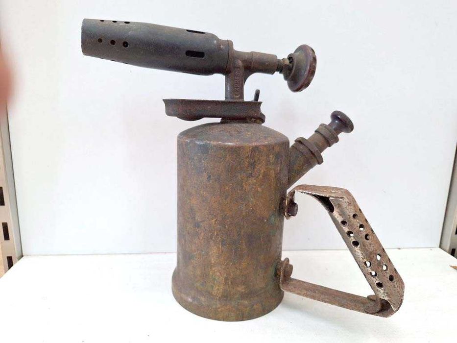 Maçarico a petróleo antigo