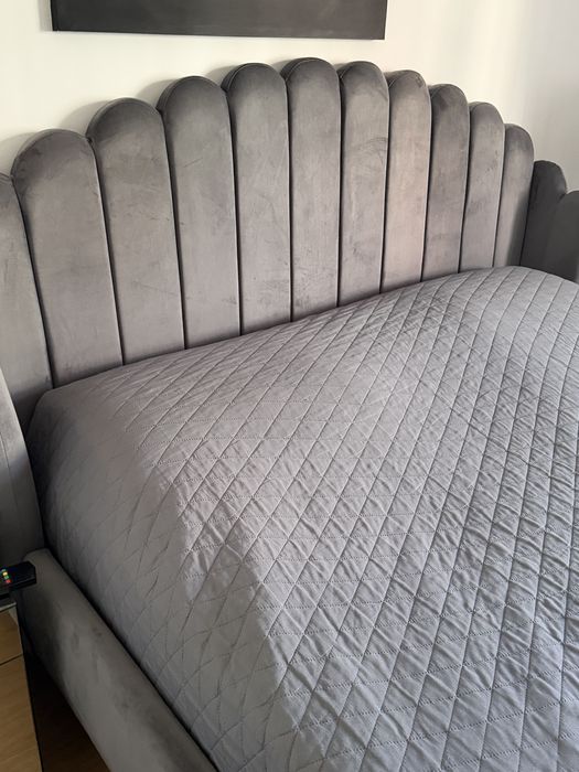 Cama em veludo cinza