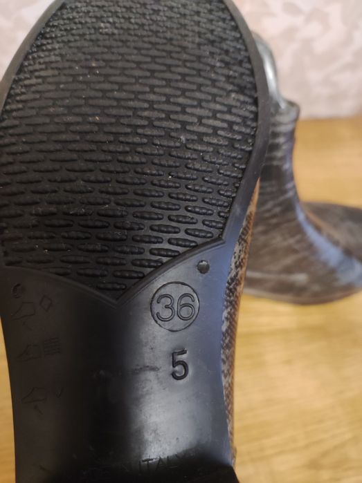 Чоботи короткі силіконові з Італії.