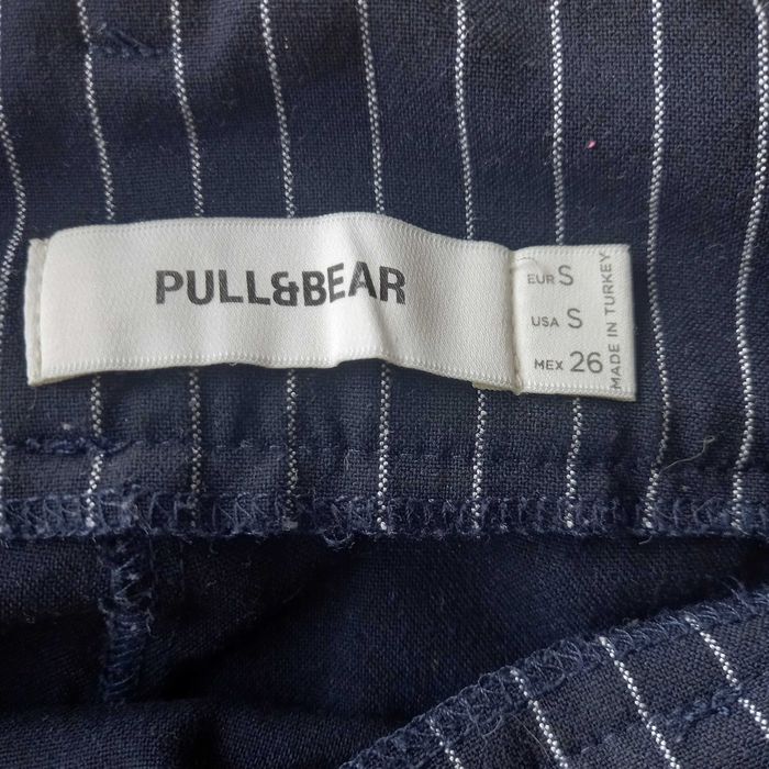 Saia azul com riscas brancas e com calções