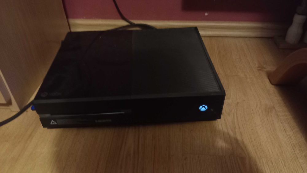 Xbox one 500 G 2 pad + 2 słuchawki . klawiatura i mysz games