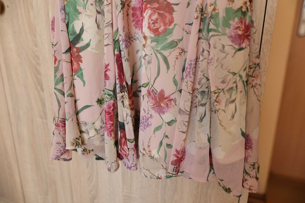 Zwiewna sukienka letnia w kwiaty reserved M/L