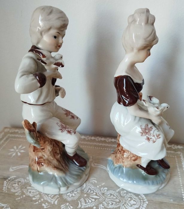 Belíssimo Par de Esculturas em Porcelana