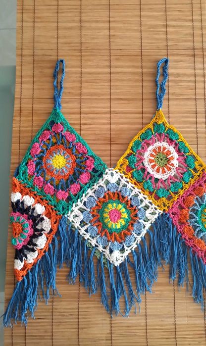 Bolsa, biquíni em crochê e acessórios.