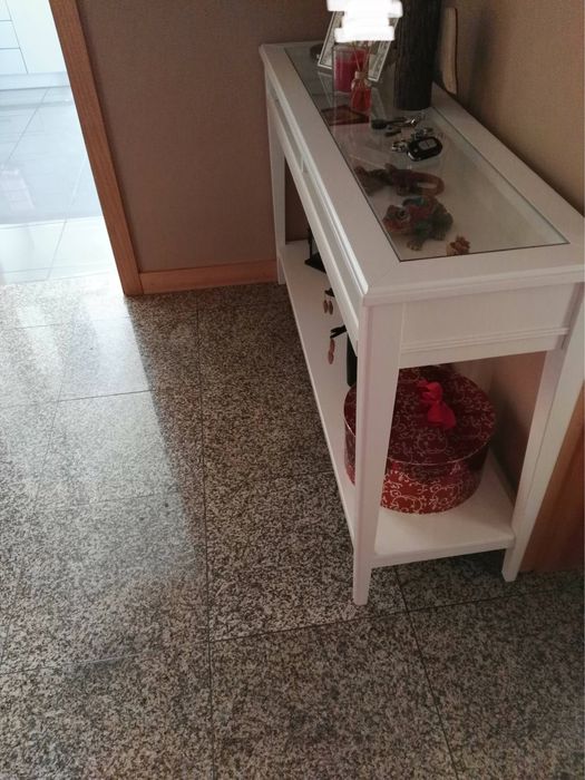 Consola branca, 133x75x37
