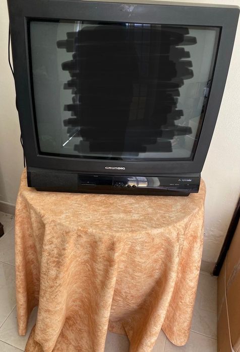 Duas televisões 50cm mais camilha