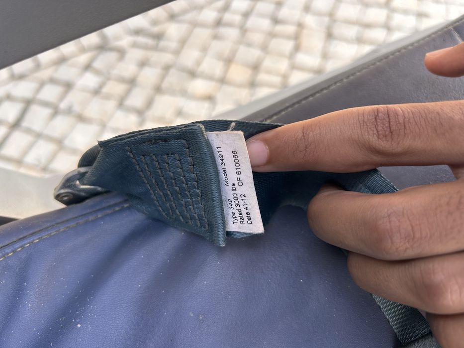Cadeira de aviao tripla de classe economica Airbus A319 da tap