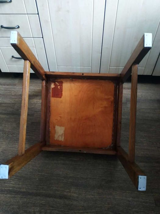 Хороший, крепкий стул