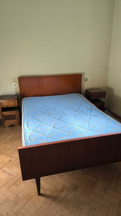 Cama de casal em madeira com estrado