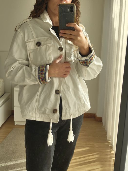 Casaco ganga branco com mangas coloridas