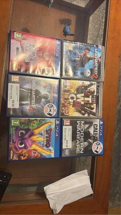 Ps4 1Tb com comando e uns jogos