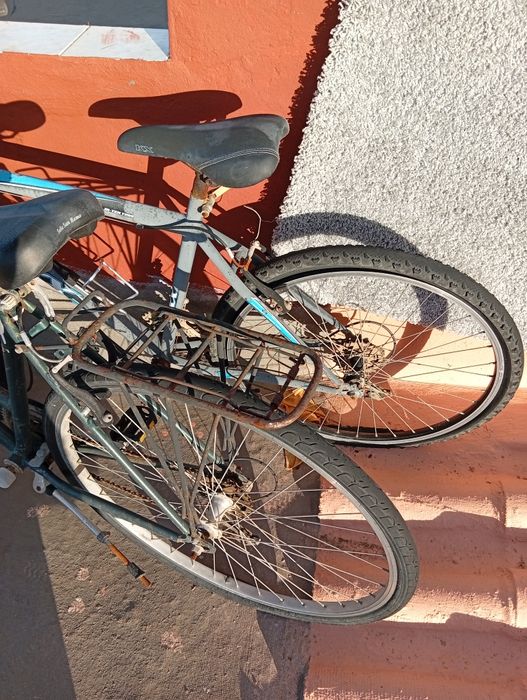 Duas bicicletas em bom estado de