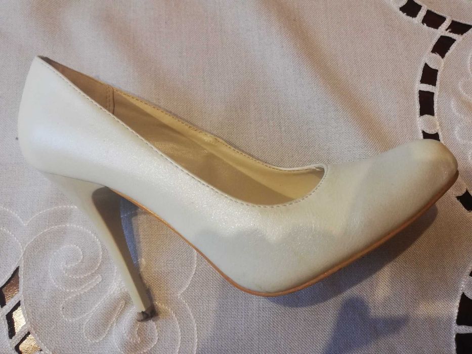 Buty czółenka rozmiar 35 kolor kremowo-perłowy