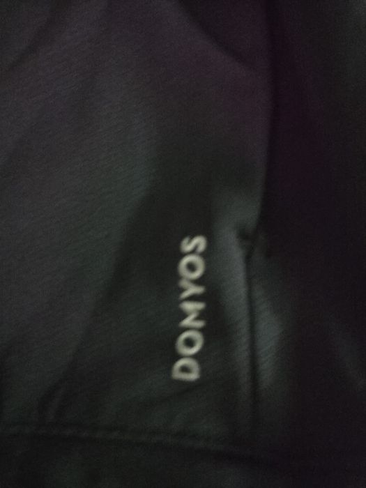 Várias peças de roupa em bom estado