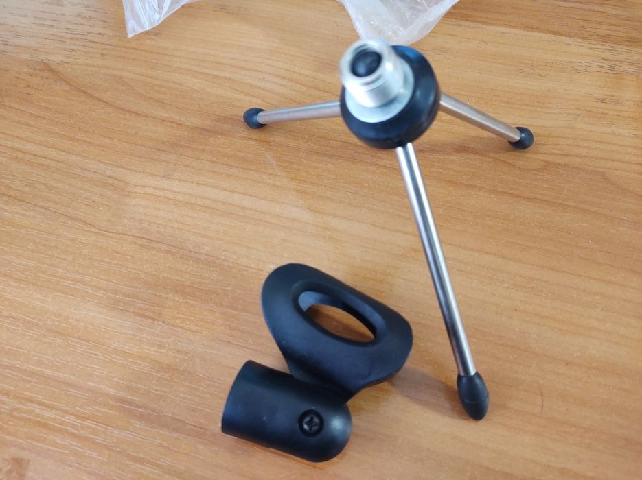 Микрофонная стойка настольная новая